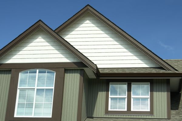Cost of Vertical Vinyl Siding Repair in Lawrence