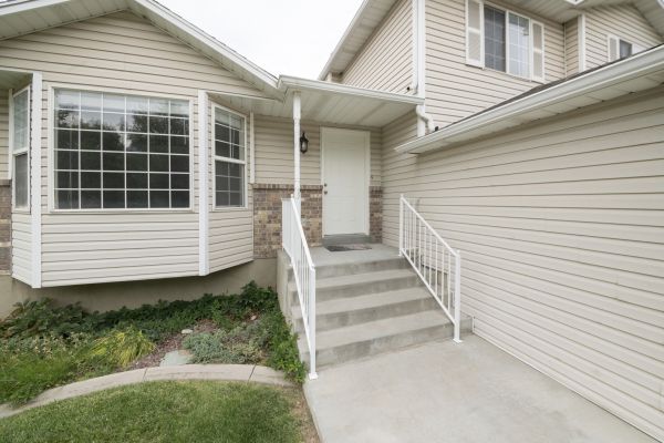 Cost of White Vinyl Siding Replacement in Lawrence